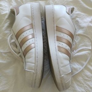 Adidas shelltoe Superstar sneakers gold